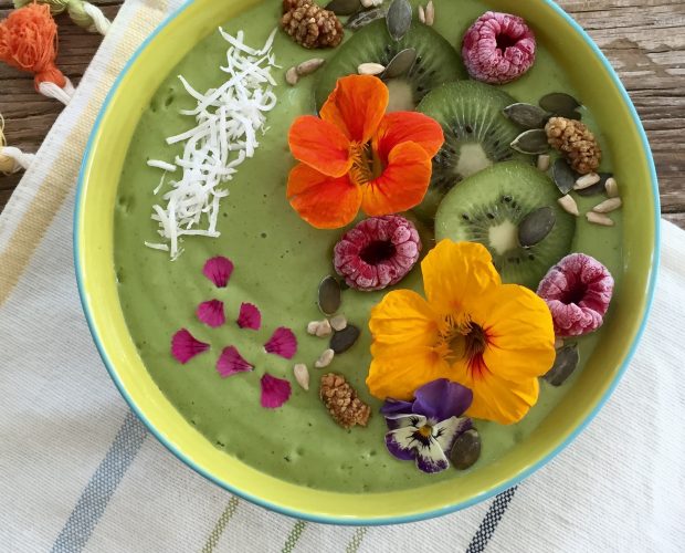 Smoothis bowl topped with fruit and flowers