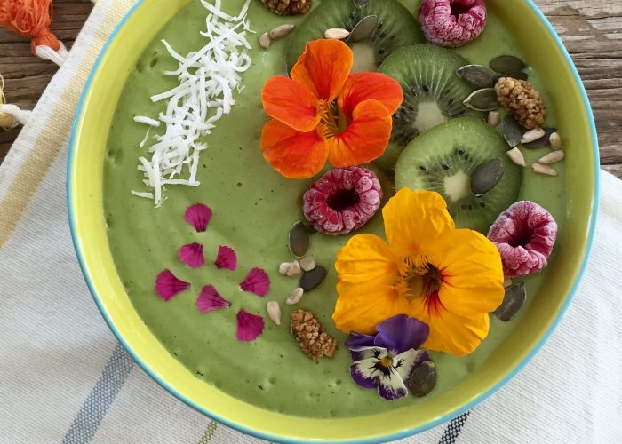 Smoothis bowl topped with fruit and flowers